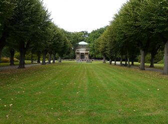 Die Lindenallee und das Mausoleum im Berggarten