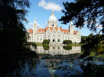 Rathaus spiegelt sich im Teich