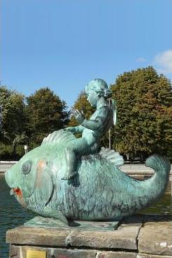 Der Maschsee in Hannover mit der Skulptur Putto auf dem Fisch